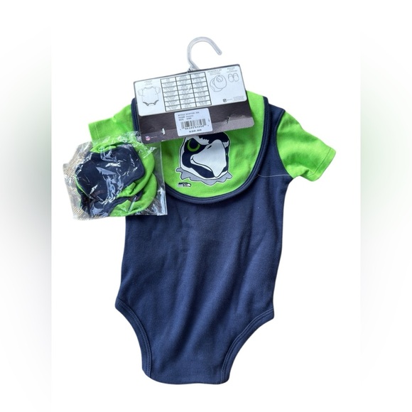 NFL Seattle Seahawks Blitz 3pc infant set onesie, bib, booties nwt sz 6/9 mo - Picture 2 of 4